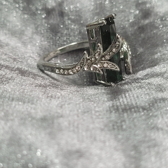 Leaf Green Rectangular Cubic Zirconia Ring - Picture 7 of 10
